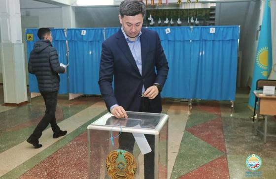 Самый молодой аким областного центра проголосовал в Павлодаре Самый молодой аким областного центра проголосовал в Павлодаре