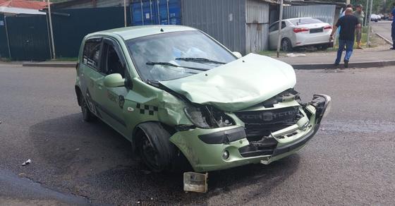 Автомобиль попал в аварию Автомобиль попал в аварию