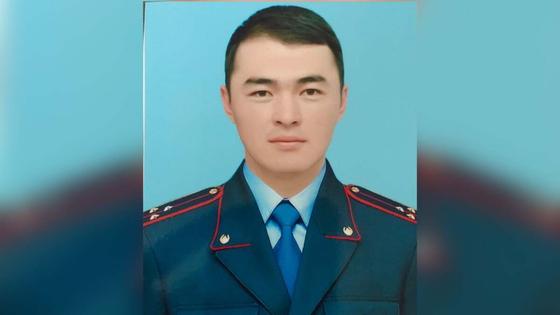 Полицейского ударили камнем во время массовой драки в Туркестанской области Полицейского ударили камнем во время массовой драки в Туркестанской области