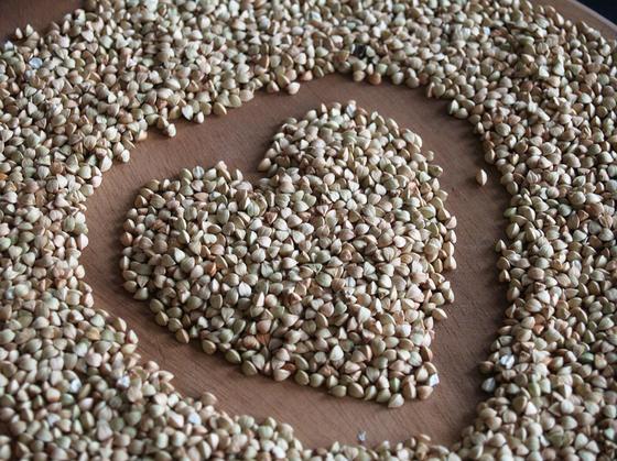 Гречневая крупа, из которой выложено сердце Гречневая крупа, из которой выложено сердце