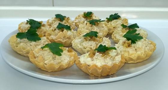 Тарталетки с курицей и ананасами на тарелке Тарталетки с курицей и ананасами на тарелке