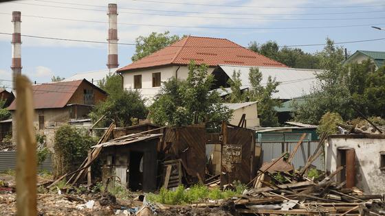 "Живут бомжи, устраивают оргии": жители сносимых домов пожаловались на проблемы в Алматы "Живут бомжи, устраивают оргии": жители сносимых домов пожаловались на проблемы в Алматы