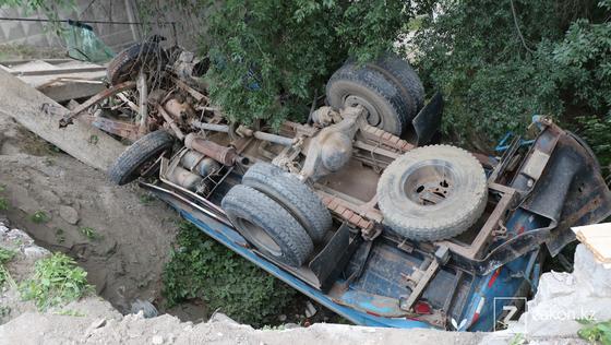 Грузовик попал в аварию Грузовик попал в аварию