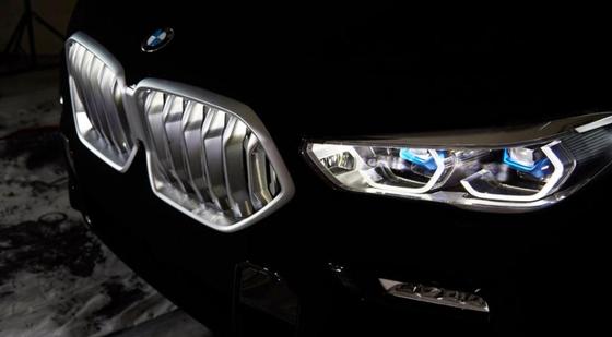 BMW представила «самый черный» автомобиль в мире BMW представила «самый черный» автомобиль в мире