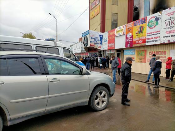 Арендаторы собрались у сгоревшего торгового дома в Павлодаре Арендаторы собрались у сгоревшего торгового дома в Павлодаре