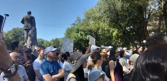 "Можем проводить культурно": мирный митинг начался в Алматы (фото) "Можем проводить культурно": мирный митинг начался в Алматы (фото)
