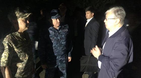 "Реактивный снаряд влетел": Токаев осмотрел пострадавшие от взрыва дома в Арыси (фото, видео) "Реактивный снаряд влетел": Токаев осмотрел пострадавшие от взрыва дома в Арыси (фото, видео)
