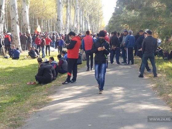 Митингующие пытались перекрыть движение Митингующие пытались перекрыть движение
