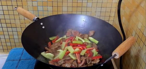 мясо по тайски с соевым соусом огурцами. Смотреть фото мясо по тайски с соевым соусом огурцами. Смотреть картинку мясо по тайски с соевым соусом огурцами. Картинка про мясо по тайски с соевым соусом огурцами. Фото мясо по тайски с соевым соусом огурцами