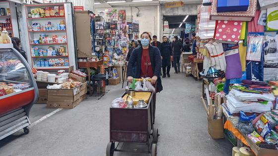 "Мой антисептик круче": что происходит на алматинских базарах "Мой антисептик круче": что происходит на алматинских базарах