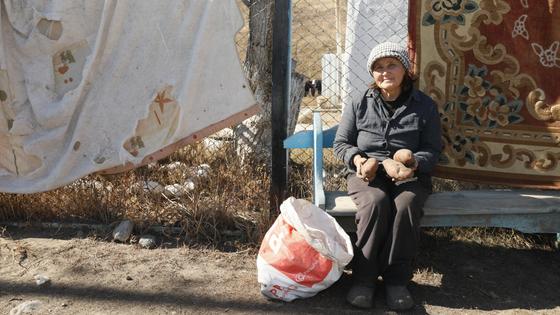 Местная жительница Роза сидит на лавочке Местная жительница Роза сидит на лавочке