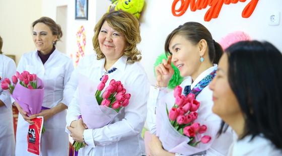 «Неожиданно, но так приятно»: нуротановцы сделали сюрприз врачам и медсестрам «Неожиданно, но так приятно»: нуротановцы сделали сюрприз врачам и медсестрам