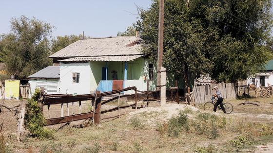 Дом стоит у дороги Дом стоит у дороги