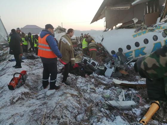 Самолет Bek Air разбился в Алматы: фото с места событий Самолет Bek Air разбился в Алматы: фото с места событий