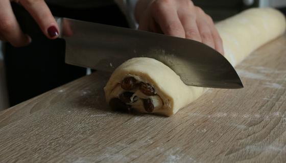 Французские булочки с заварным кремом и изюмом Французские булочки с заварным кремом и изюмом