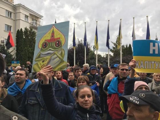 Народ против "формулы Штайнмайера": тысячи митингующих под окнами Зеленского Народ против "формулы Штайнмайера": тысячи митингующих под окнами Зеленского