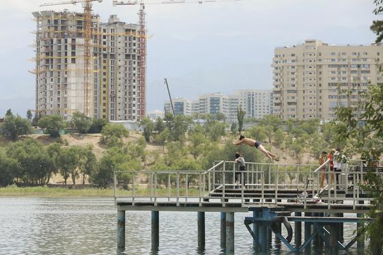 "Водичка тепленькая": как алматинцы спасаются от жары во время карантина "Водичка тепленькая": как алматинцы спасаются от жары во время карантина