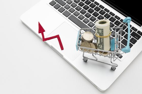 Тележка с деньгами на ноутбуке Тележка с деньгами на ноутбуке
