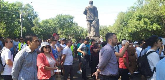 "Можем проводить культурно": мирный митинг начался в Алматы (фото) "Можем проводить культурно": мирный митинг начался в Алматы (фото)