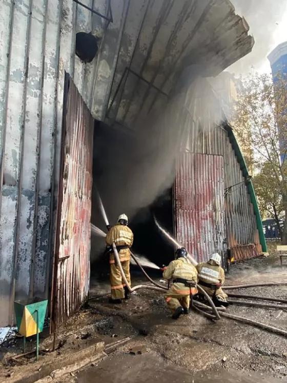 Өрт сөндірушілер ангардағы өртті ауыздықтауда Өрт сөндірушілер ангардағы өртті ауыздықтауда