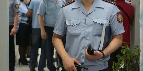 Полицейский несет папку Полицейский несет папку