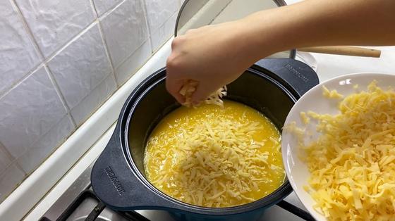 Добавление тертого сыра Добавление тертого сыра