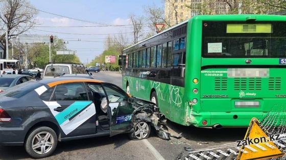 Место аварии в Алматы Место аварии в Алматы
