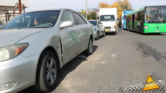 Помятый автомобиль стоит на дороге Помятый автомобиль стоит на дороге