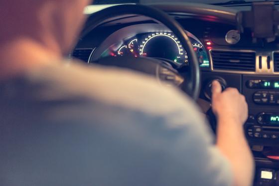 Мужчина заводит автомобиль Мужчина заводит автомобиль