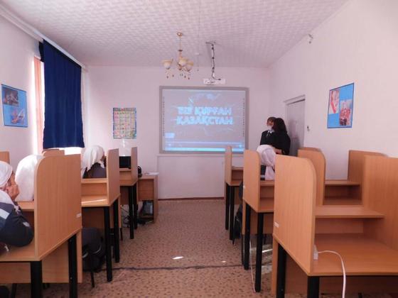 Осужденные женщины сидят за школьными партами Осужденные женщины сидят за школьными партами
