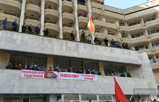 Митингующие требуют отставки Каната Исаева Митингующие требуют отставки Каната Исаева