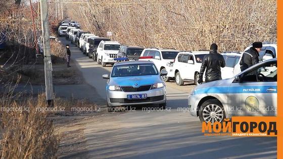 За что задержали мужчину с 60 внедорожниками в Уральске, объяснили полицейские За что задержали мужчину с 60 внедорожниками в Уральске, объяснили полицейские