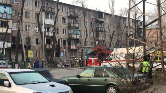 Взрыв прогремел в жилом доме в Таразе: сообщается о погибших (фото) Взрыв прогремел в жилом доме в Таразе: сообщается о погибших (фото)