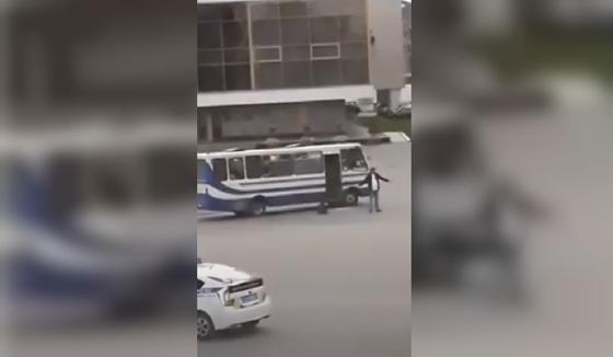 Ждал полицейских :спецназ Украины пропустил момент сдачи террориста Кривоша (видео) Ждал полицейских :спецназ Украины пропустил момент сдачи террориста Кривоша (видео)