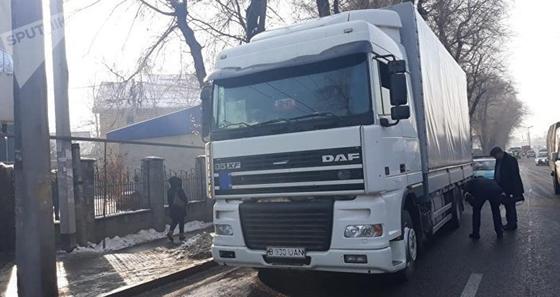 Грузовик сбил и протащил несколько сотен метров пожилую женщину в Алматы Грузовик сбил и протащил несколько сотен метров пожилую женщину в Алматы