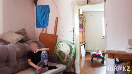 Ақтөбеде әкелері қаңғытып жіберген бес балалы отбасы құлағалы тұрған сарайда газ плитасына жылынып отыр Ақтөбеде әкелері қаңғытып жіберген бес балалы отбасы құлағалы тұрған сарайда газ плитасына жылынып отыр