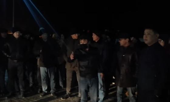 «Мест на штрафстоянке не хватит»: Владельцы незарегистрированных автомобилей собрались на митинг в Актау и Жанаозене «Мест на штрафстоянке не хватит»: Владельцы незарегистрированных автомобилей собрались на митинг в Актау и Жанаозене