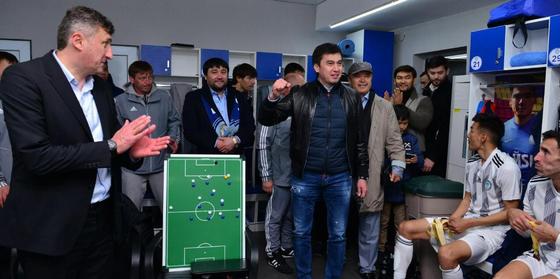 Футбол матчына қарапайым көрермен ретінде келген Шымкент әкімі жұртты риза қылды Футбол матчына қарапайым көрермен ретінде келген Шымкент әкімі жұртты риза қылды