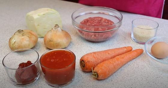 Морковь, томат, лук, яйцо, мясной фарш, рис, капуста на столе Морковь, томат, лук, яйцо, мясной фарш, рис, капуста на столе
