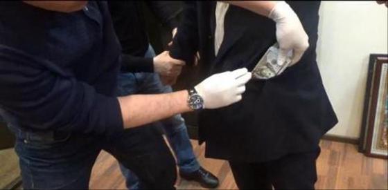 Алматыда парамен ұсталған салық қызметкерлерінің суреттерін ҰҚК жариялады Алматыда парамен ұсталған салық қызметкерлерінің суреттерін ҰҚК жариялады