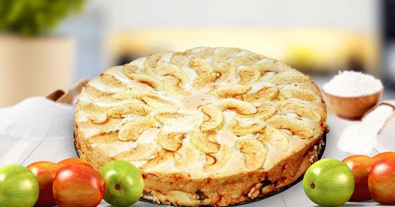 Шарлотка с яблоками на столе Шарлотка с яблоками на столе