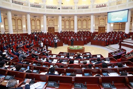 Өзбекстан парламенті карантинге жабылды Өзбекстан парламенті карантинге жабылды