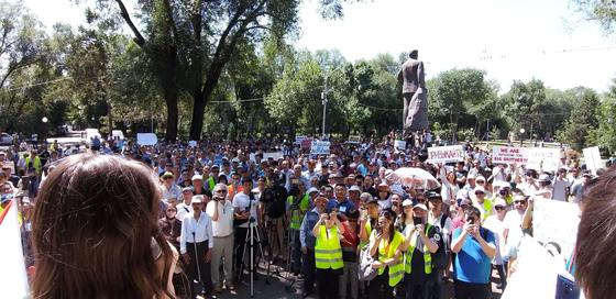 "Можем проводить культурно": мирный митинг начался в Алматы (фото) "Можем проводить культурно": мирный митинг начался в Алматы (фото)
