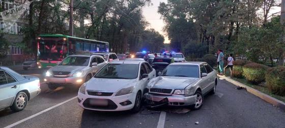 Столкнувшиеся на дороге автомобили Столкнувшиеся на дороге автомобили