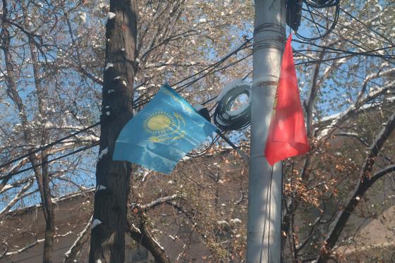 Сутки до визита Токаева: что происходит на площади Бишкека Сутки до визита Токаева: что происходит на площади Бишкека