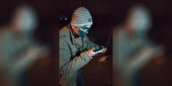 Таксист заставил пассажира умыться зеленкой (видео) Таксист заставил пассажира умыться зеленкой (видео)