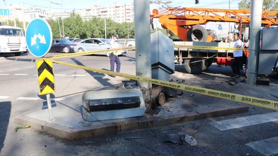 Автомобиль попал в аварию Автомобиль попал в аварию