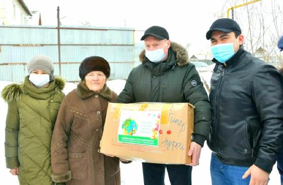 малообеспеченным семьям раздают продуктовые корзины в Нур-Султане малообеспеченным семьям раздают продуктовые корзины в Нур-Султане