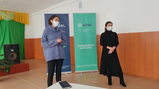 Две женщины на встречи партии «ADAL» с населением Две женщины на встречи партии «ADAL» с населением