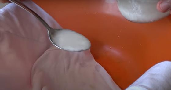 Выведение пятне с белой ткани при помощи воды и соды Выведение пятне с белой ткани при помощи воды и соды
